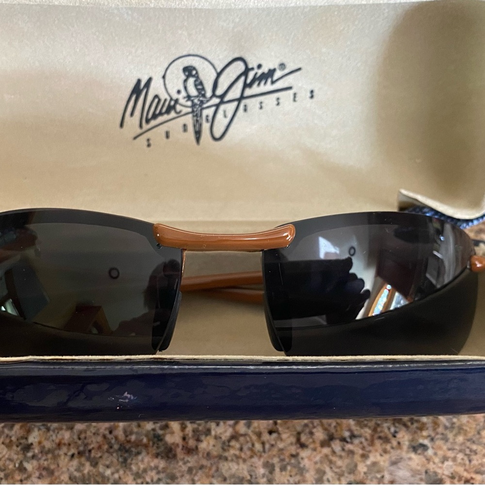 Maui Jim unisex sunglasses with hard case.